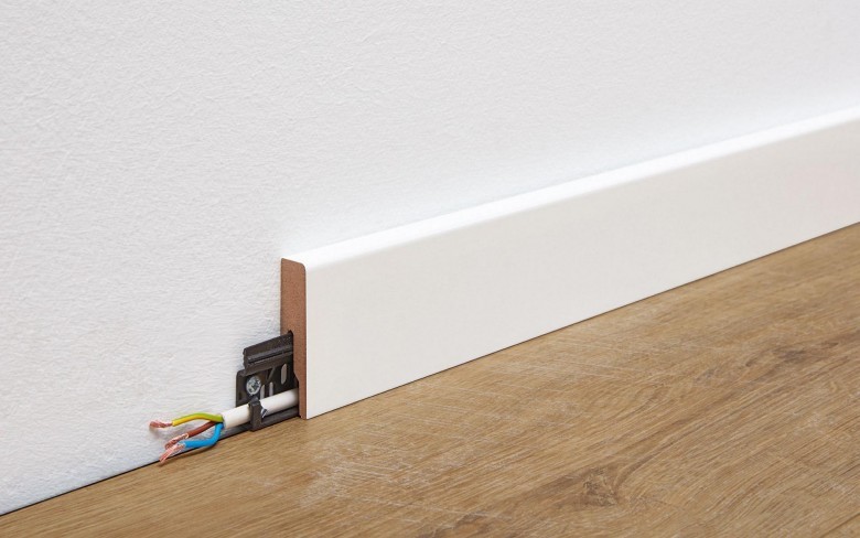 raumtrend_hinze_wineo_fußleiste_weiß_16x60.JPG